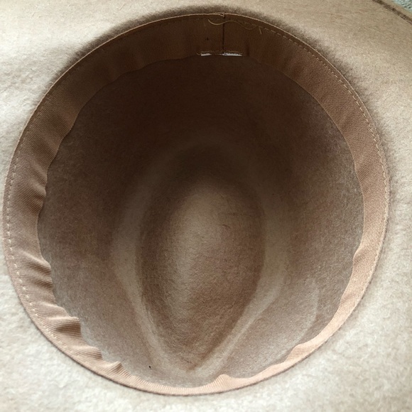 Tan women’s hat - Picture 3 of 3
